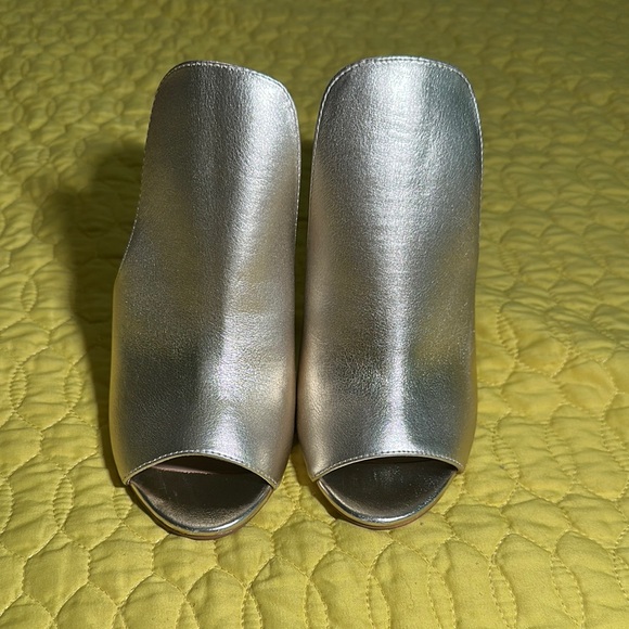 Steve Madden Gold Mules Sleek Metallic Peep-Toe - Picture 2 of 6